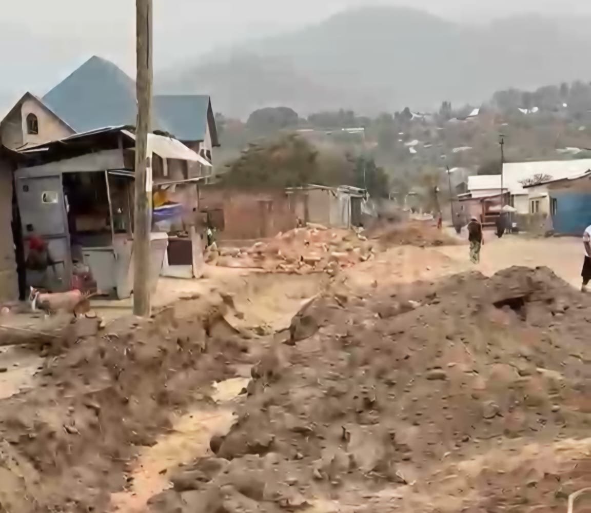 Préparation du ferraillage des semelles et travaux de fouille des caniveaux sur l’avenue Kilomoni