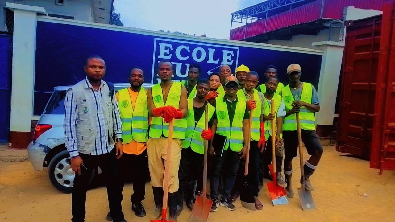 Travaux de curage des caniveaux sur l’Avenue de l’École à Ngaliema