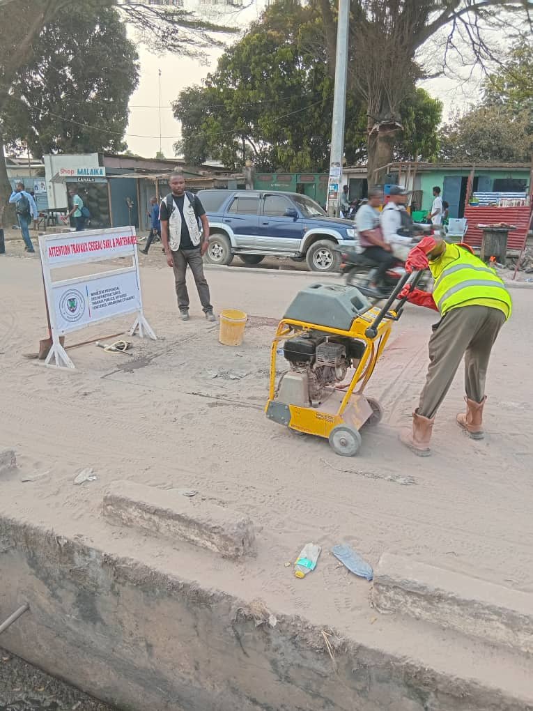 Travaux de sciage de chaussée sur l’Avenue Luyeye à UPN/Ngaliema